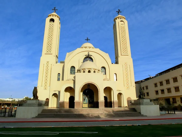 gün batımıile aydınlatılmış minare ile güzel cami, dahab, mısır