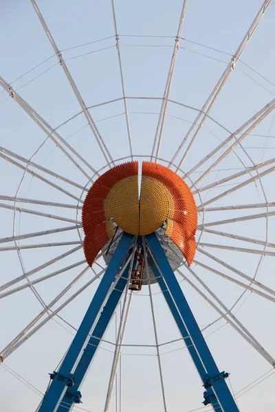 Múnich, Alemania - 2018 septiembre 06: montaje de los paseos por el recinto ferial y las carpas de cerveza en el festival folclórico más grande del mundo - el octoberfest —  Fotos de Stock