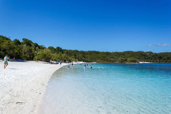 Queensland Sunshine off Fraser Adası'nda Mackenzie Gölü Fraser Adası ziyaret eden turistler ile popüler güzel bir tatlı su gölüdür. Queensland, Avustralya
