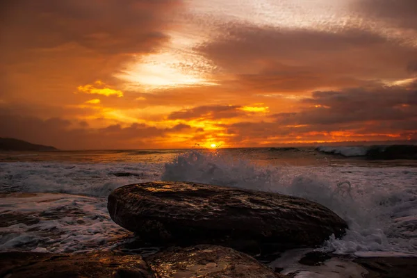 Волны, разбивающие скалу во время восхода солнца. Рассвет моря на великой Оушен-Роуд, Виктория, Австралия — стоковое фото