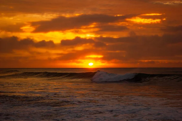 Uma vez na vida belo nascer do sol sobre o oceano indiano, ondas estão rompendo na grande estrada do oceano, victoria, austrália — Fotografia de Stock