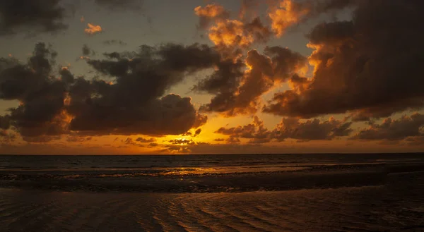 Colorfull Sunrise nad morzem koralowym w Cape Tributation w regionie Daintree daleko North Queensland — Zdjęcie stockowe