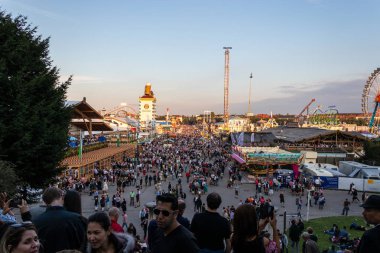Münih, Almanya - 28 Eylül 2018: Festivaldeki kalabalığın hava görüntüsü - Ekim Festivali