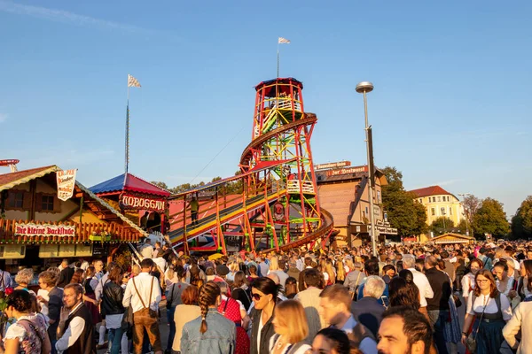 Mnichov, Německo - 2018 28. září: místní obyvatelé a turisté sledují Toboggan na největším lidovém festivalu na světě - na Oktoberfestu — Stock fotografie