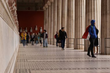 Theresienwiese, Münih, Almanya, Almanya, 27 Nisan: Münih 'te Bavyera' ya serbest girişin keyfini çıkaran insanlar, normalde halka açık değildir.