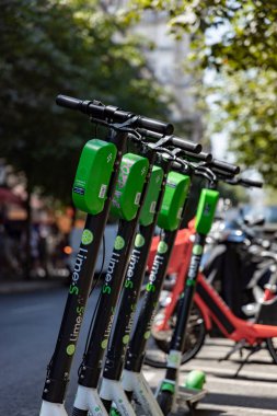 Paris, Fransa - 27 Haziran 2019: Lime elektrikli scooterların görüntüsü, mobil bir uygulama aracılığıyla kiralanmış ve Notre Barajı yakınlarındaki herhangi bir Fransız başkentinde bırakılmış.