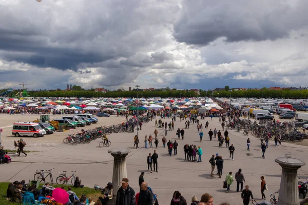 Theresienwiese, mnichov, Německo, 2019 duben 27: pohled na Jumble prodej, bleší trh v Bavorsku na terezíně v Mnichově — Stock fotografie