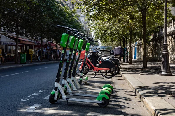 Paris, Fransa - 27 Haziran 2019: Lime elektrikli scooterların görüntüsü, mobil bir uygulama aracılığıyla kiralanmış ve Notre Barajı yakınlarındaki herhangi bir Fransız başkentinde bırakılmış.