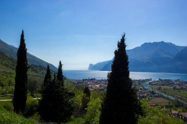 Garda Gölü 'ndeki Nago Torbole şehrinin güzel manzarası Trentino Alto Adige, İtalya