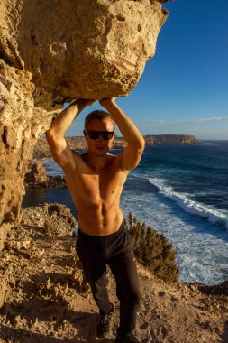 Güney Avustralya 'da, gün batımında Lincon Limanı yakınlarındaki uçurumlarda duran Jung Man.