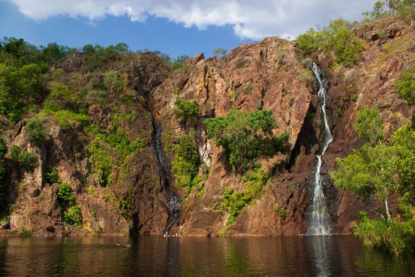 Belas cachoeiras wangi ao pôr do sol no parque nacional litchfield, território do norte — Fotografia de Stock