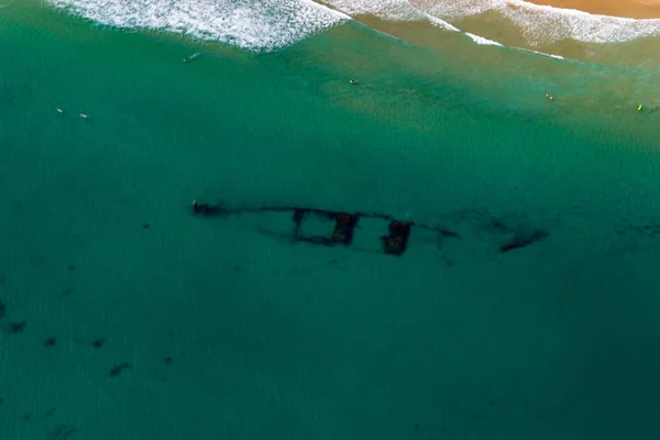 Vista aérea de um naufrágio em Wategoes Beach, Byron Bay. A foto foi tirada de um Gyrocopter, Byron Bay, Queensland, Austrália — Fotografia de Stock