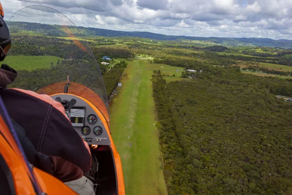 Gyrocopter está pousando em um aeródromo de gras, Byron Bay, Queensland, Austrália — Fotografia de Stock
