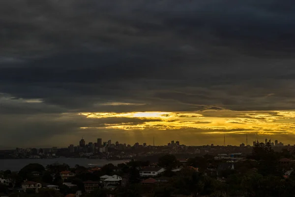 Sydney Panorama tomada desde una posición única al atardecer, los rayos del sol brillan sobre la ciudad — Foto de Stock