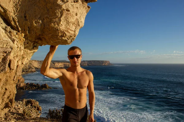 Jung man standing on cliffs near port lincon at sunset, South Australia. — Foto de Stock