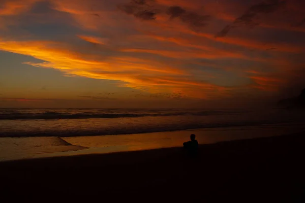 Jovem sentado ao ar livre a ver o pôr-do-sol. Pensando e relaxando conceito, Austrália — Fotografia de Stock