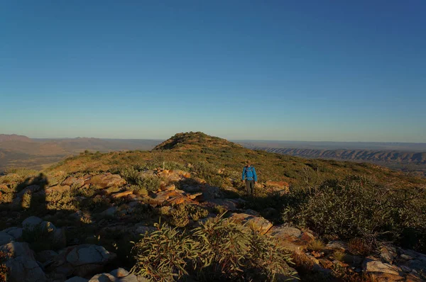 在澳大利亚西麦克唐纳国家公园爱丽丝泉郊外的桑德尔山顶上登山的人 — 图库照片