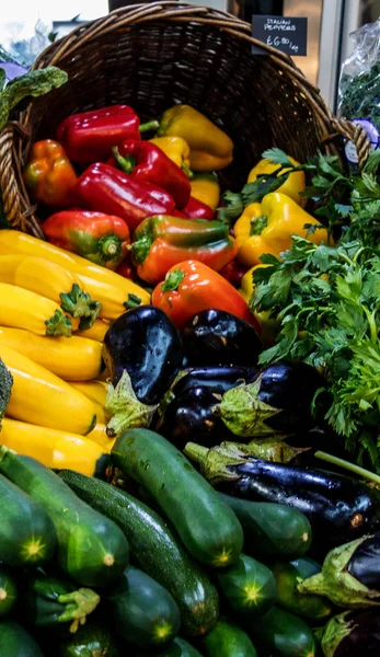 Londra 'da bir markette sebzelerin önünde salatalık.