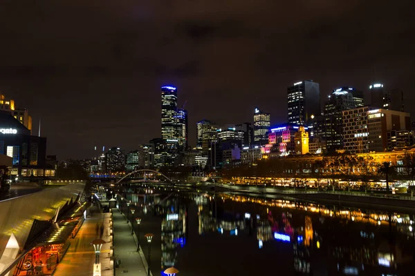 MELRBOURNE, Australia - 11 de mayo de 2015. horizonte de la ciudad y el río Yarra por la noche — Foto de Stock