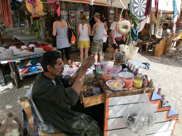 Sharm El Sheikh, Mısır - 14 Mart 2012: Sina Çölü 'ndeki hediyelik eşya dükkanı — Stok fotoğraf