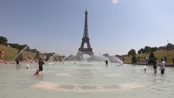 París Francia Junio 2019 Turistas Lugareños Tomando Baño Los Jardins — Vídeo de stock