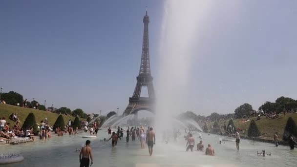 Paryż Francja Czerwca 2019 Turyści Miejscowi Kąpieli Jardins Trocad Strażników — Wideo stockowe