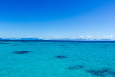Güneşli bir günde beyaz bulutlu güzel büyük bariyer resifi, cairns, australia