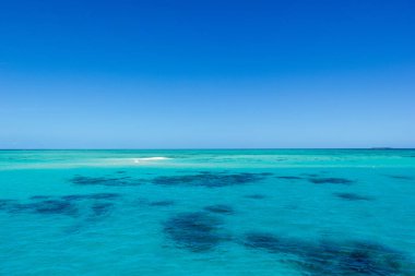 Güneşli bir günde beyaz bulutlu güzel büyük bariyer resifi, cairns, australia