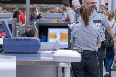 Havaalanı, Palma, Mallorca, İspanya, 14 Nisan: Üniformalı adam kontrol noktasında duruyor ve bavul röntgeniyle izliyor