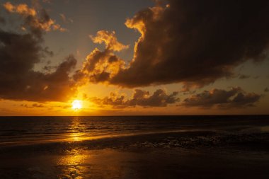 uzak kuzey Queensland Daintree bölgesinde Cape Tributation de mercan denizi üzerinde renkli Gündoğumu