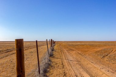 Avustralya, köpek çiti diğer adıyla dingo çiti, 5300 km uzunluğunda çit koyunları ve sığırları korumak için, Kanku Ulusal Parkı.