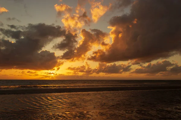 Colorfull Sunrise over the coral sea at Cape Tributation in the Daintree region of far north Queensland — Stock Photo, Image