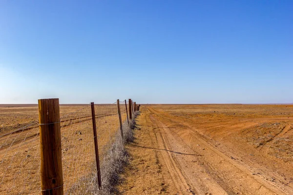 Avustralya, köpek çiti diğer adıyla dingo çiti, 5300 km uzunluğunda çit koyunları ve sığırları korumak için, Kanku Ulusal Parkı. — Stok fotoğraf