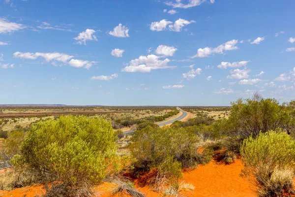 Street to Mount Conner jeden z velkolepé krajiny australské outback, Severní teritorium, Austrálie. — Stock fotografie
