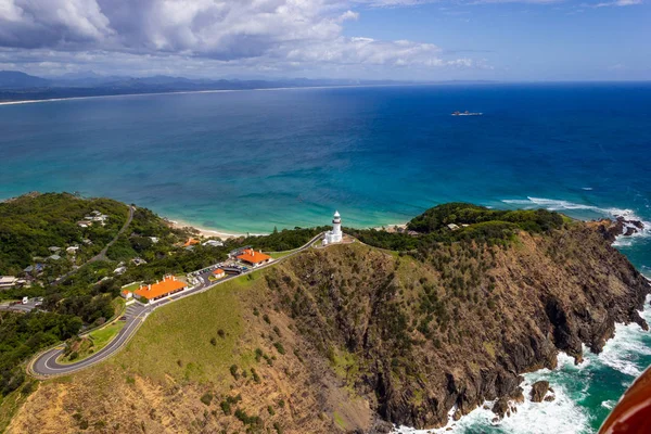 Deniz feneri ile Byron Bay Wategoes Plajı havadan görünümü. Fotoğraf bir Gyrocopter, Byron Bay, Queensland, Avustralya'dan alınmıştır.