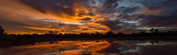 Kloncurry, Queensland Avustralya 'nın 200 km kuzeyindeki Queensland kırsalında güzel bir günbatımı.