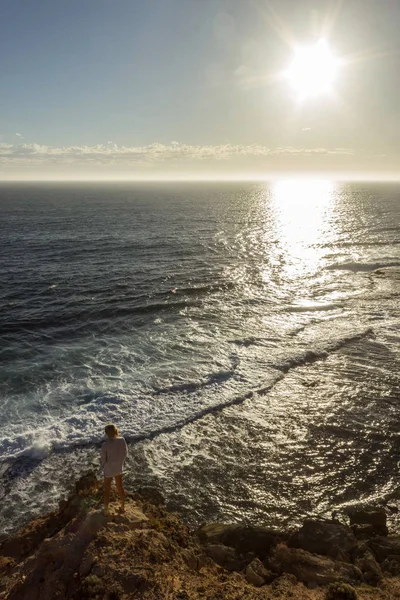 Jung mujeres de pie en acantilados cerca de lincón del puerto al atardecer, Australia Meridional — Foto de Stock