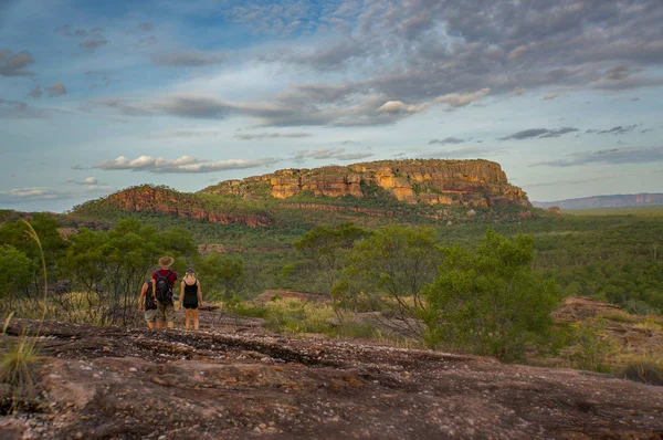 Turistas que descem do mirante Nadab em ubirr, parque nacional de kakadu - austrália, território do norte — Fotografia de Stock