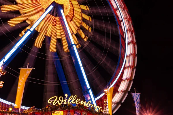 Monaco di Baviera, Germania - 19 settembre 2019: lunga esposizione notturna della ruota panoramica più grande all'Oktoberfest di Monaco di Baviera — Foto Stock