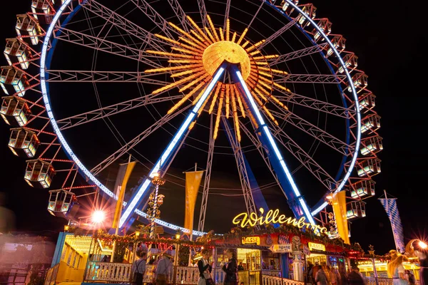 Monaco di Baviera, Germania - 2019, 19 settembre: la ruota panoramica più grande all'Oktoberfest di Monaco di Baviera di notte — Foto Stock