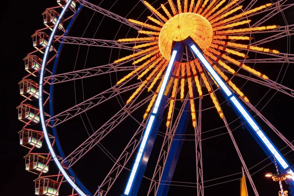 Monaco di Baviera, Germania - 2019, 19 settembre: la ruota panoramica più grande all'Oktoberfest di Monaco di Baviera di notte — Foto Stock