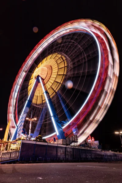 Monaco di Baviera, Germania - 19 settembre 2019: lunga esposizione notturna della ruota panoramica più grande all'Oktoberfest di Monaco di Baviera — Foto Stock