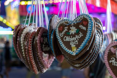 Münih 2019 'daki Ekim Festivali' nde tipik zencefilli kurabiye kalpleri. Oktoberfest 'ten selamlar.