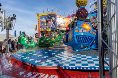 Münih, Almanya, 2019 Eylül: Ziyaretçiler lunapark gezisinin tadını çıkarıyorlar. Breakdance eğlence gezisi, Ekim festivali Münih Bavyera Almanya