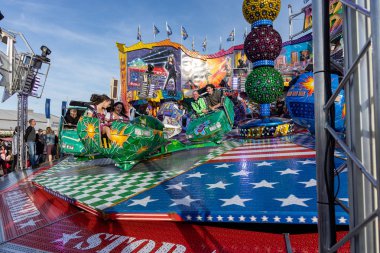 Münih, Almanya, 2019 Eylül: Ziyaretçiler lunapark gezisinin tadını çıkarıyorlar. Breakdance eğlence gezisi, Ekim festivali Münih Bavyera Almanya