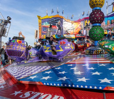 Münih, Almanya, 2019 Eylül: Ziyaretçiler lunapark gezisinin tadını çıkarıyorlar. Breakdance eğlence gezisi, Ekim festivali Münih Bavyera Almanya