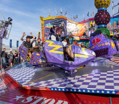 Münih, Almanya, 2019 Eylül: Ziyaretçiler lunapark gezisinin tadını çıkarıyorlar. Breakdance eğlence gezisi, Ekim festivali Münih Bavyera Almanya