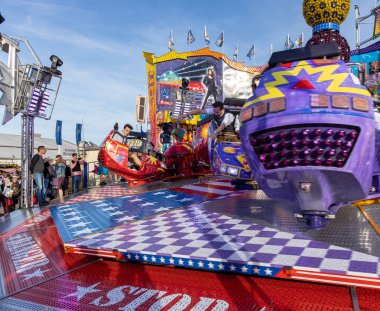 Münih, Almanya, 2019 Eylül: Ziyaretçiler lunapark gezisinin tadını çıkarıyorlar. Breakdance eğlence gezisi, Ekim festivali Münih Bavyera Almanya