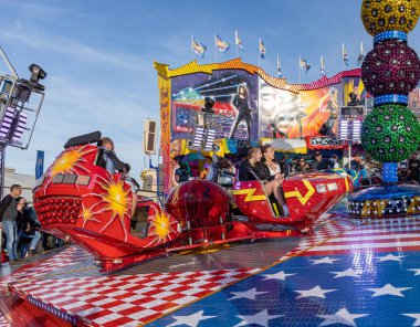 Münih, Almanya, 2019 Eylül: Ziyaretçiler lunapark gezisinin tadını çıkarıyorlar. Breakdance eğlence gezisi, Ekim festivali Münih Bavyera Almanya