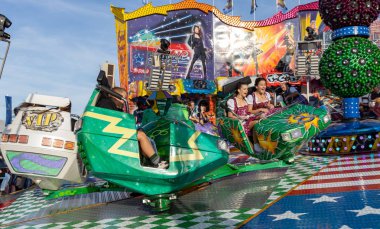 Münih, Almanya, 2019 Eylül: Ziyaretçiler lunapark gezisinin tadını çıkarıyorlar. Breakdance eğlence gezisi, Ekim festivali Münih Bavyera Almanya